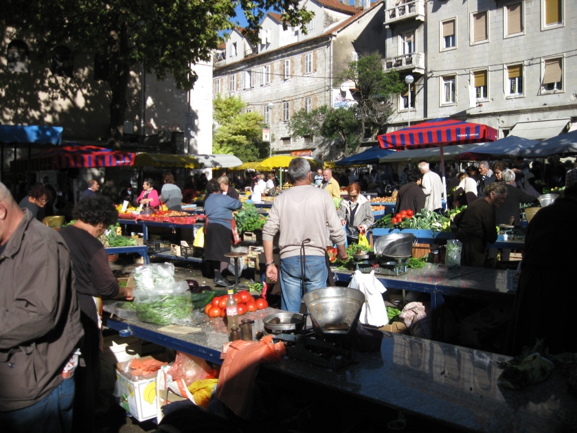 The colorful farmers' market outside the eastern palace gate.