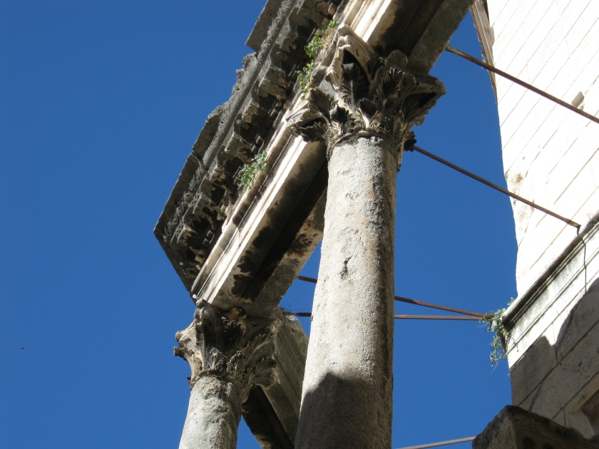Looking up at the detail in the Roman columns at the center of the palace.